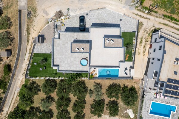 Foto van Vakantie-oase met hydromassagezwembad - Vakantiehuis in Kaštel Sućurac - ExteriorSummer