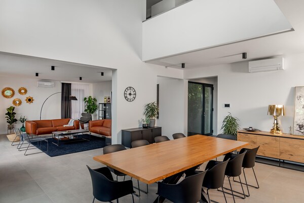 Foto van Luxe villa met zeezicht en verwarmd zwembad - Vakantiehuis in Kaštela - DiningRoom