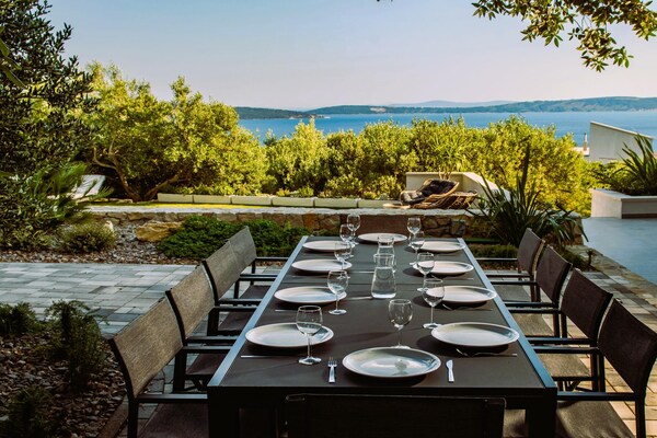 Foto van Luxe villa met zeezicht en verwarmd zwembad - Vakantiehuis in Kaštela - DiningRoom