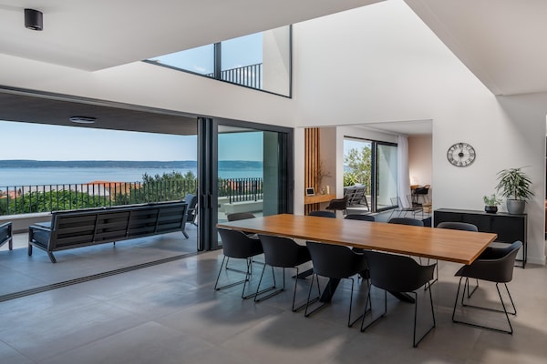 Foto van Luxe villa met zeezicht en verwarmd zwembad - Vakantiehuis in Kaštela - DiningRoom