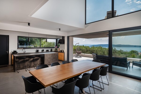Foto van Luxe villa met zeezicht en verwarmd zwembad - Vakantiehuis in Kaštela - DiningRoom