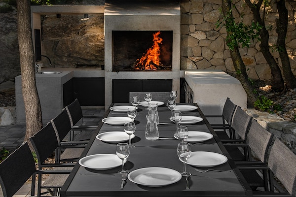 Foto van Luxe villa met zeezicht en verwarmd zwembad - Vakantiehuis in Kaštela - DiningRoom