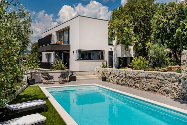 Foto van Luxe villa met zeezicht en verwarmd zwembad - Vakantiehuis in Kaštela - PoolOfHouse