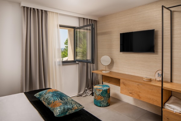 Foto van Luxe villa met zeezicht en verwarmd zwembad - Vakantiehuis in Kaštela - BedRoom