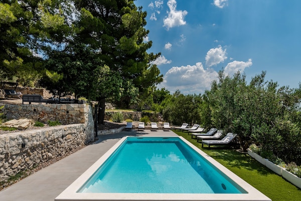 Foto van Luxe villa met zeezicht en verwarmd zwembad - Vakantiehuis in Kaštela - PoolOfHouse