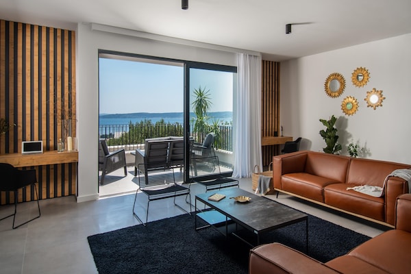 Foto van Luxe villa met zeezicht en verwarmd zwembad - Vakantiehuis in Kaštela - LivingRoom