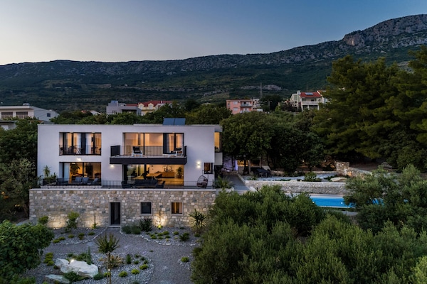 Foto van Luxe villa met zeezicht en verwarmd zwembad - Vakantiehuis in Kaštela - ExteriorSummer