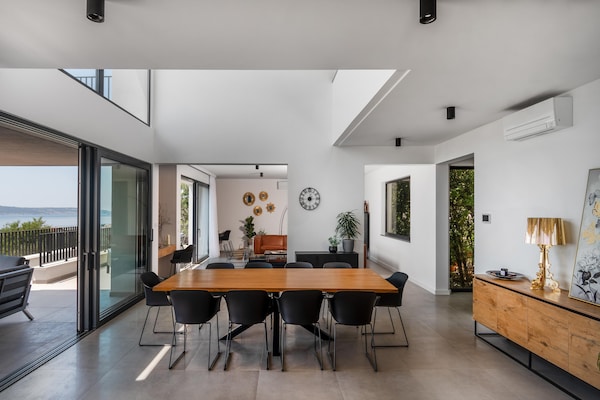 Foto van Luxe villa met zeezicht en verwarmd zwembad - Vakantiehuis in Kaštela - DiningRoom