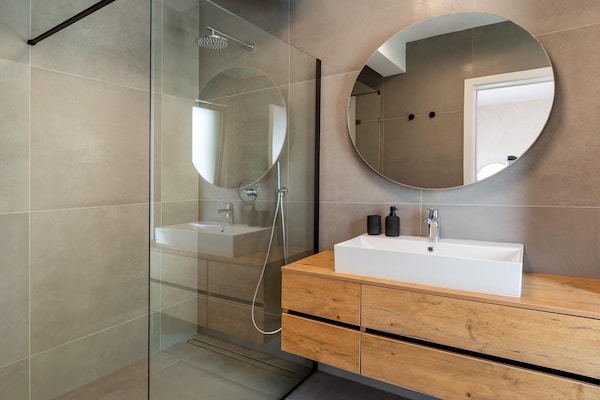 Foto van Luxe villa met zeezicht en verwarmd zwembad - Vakantiehuis in Kaštela - BathRoom