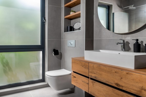 Foto van Luxe villa met zeezicht en verwarmd zwembad - Vakantiehuis in Kaštela - BathRoom