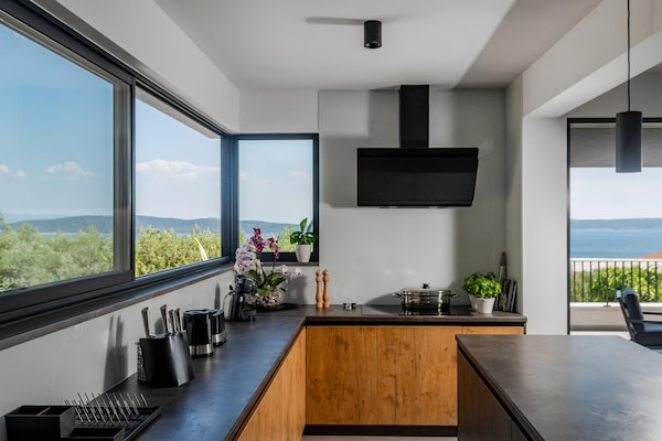 Foto van Luxe villa met zeezicht en verwarmd zwembad - Vakantiehuis in Kaštela - Kitchen