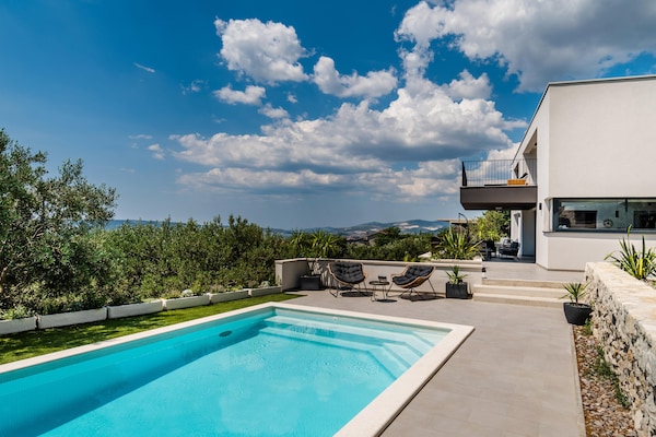 Foto van Luxe villa met zeezicht en verwarmd zwembad - Vakantiehuis in Kaštela - PoolOfHouse