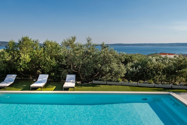 Foto van Luxe villa met zeezicht en verwarmd zwembad - Vakantiehuis in Kaštela - PoolOfHouse