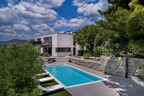 Foto van Luxe villa met zeezicht en verwarmd zwembad - Vakantiehuis in Kaštela - PoolOfHouse