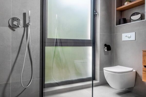 Foto van Luxe villa met zeezicht en verwarmd zwembad - Vakantiehuis in Kaštela - BathRoom