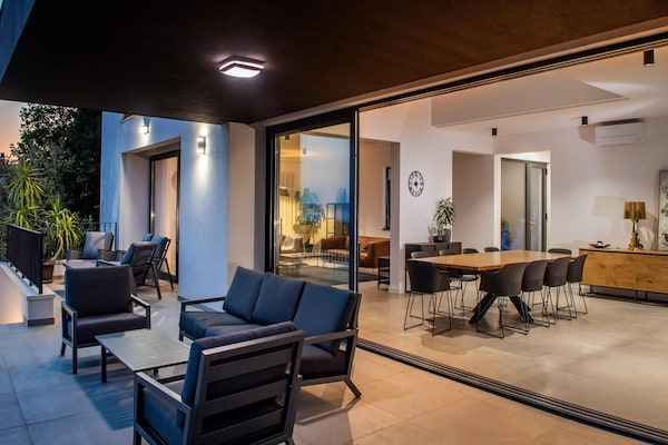 Foto van Luxe villa met zeezicht en verwarmd zwembad - Vakantiehuis in Kaštela - TerraceBalcony
