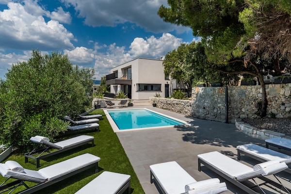 Foto van Luxe villa met zeezicht en verwarmd zwembad - Vakantiehuis in Kaštela - PoolOfHouse
