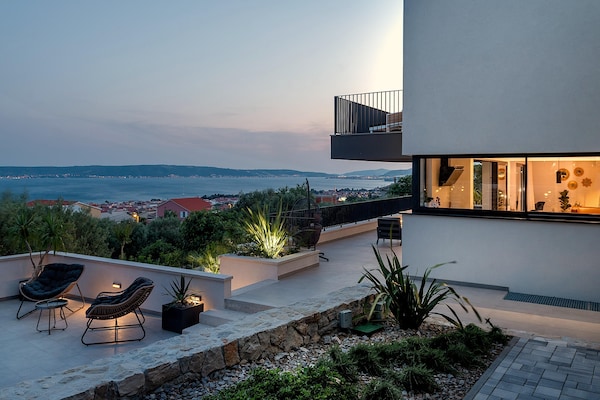 Foto van Luxe villa met zeezicht en verwarmd zwembad - Vakantiehuis in Kaštela - TerraceBalcony