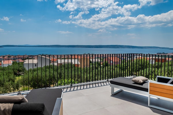 Foto van Luxe villa met zeezicht en verwarmd zwembad - Vakantiehuis in Kaštela - TerraceBalcony