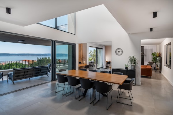 Foto van Luxe villa met zeezicht en verwarmd zwembad - Vakantiehuis in Kaštela - DiningRoom