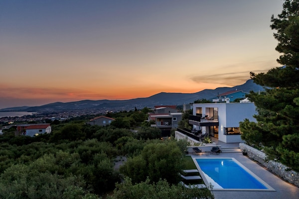 Foto van Luxe villa met zeezicht en verwarmd zwembad - Vakantiehuis in Kaštela - ViewSummer