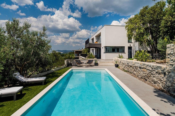 Foto van Luxe villa met zeezicht en verwarmd zwembad - Vakantiehuis in Kaštela - PoolOfHouse