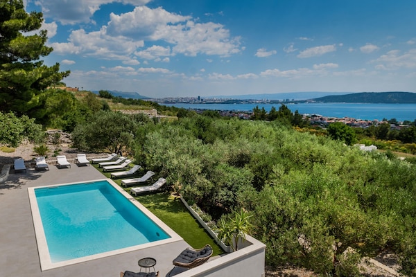 Foto van Luxe villa met zeezicht en verwarmd zwembad - Vakantiehuis in Kaštela - PoolOfHouse