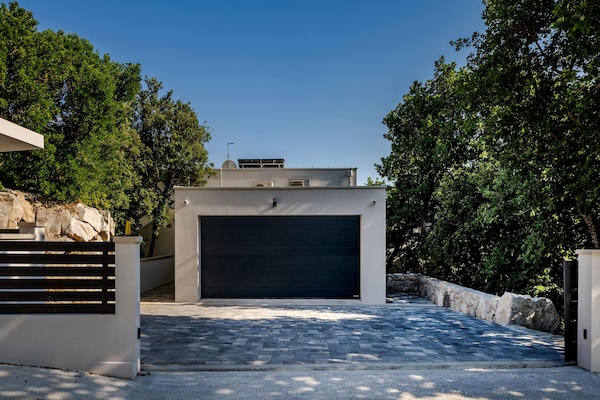 Foto van Luxe villa met zeezicht en verwarmd zwembad - Vakantiehuis in Kaštela - ParkFacilities