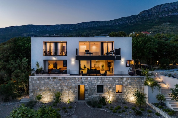 Foto van Luxe villa met zeezicht en verwarmd zwembad - Vakantiehuis in Kaštela - Outdoor