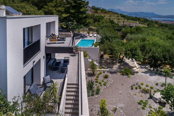 Foto van Luxe villa met zeezicht en verwarmd zwembad - Vakantiehuis in Kaštela - Outdoor