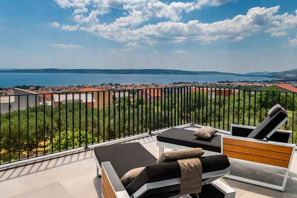 Foto van Luxe villa met zeezicht en verwarmd zwembad - Vakantiehuis in Kaštela - TerraceBalcony