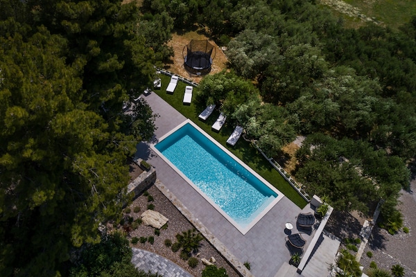 Foto van Luxe villa met zeezicht en verwarmd zwembad - Vakantiehuis in Kaštela - PoolOfHouse