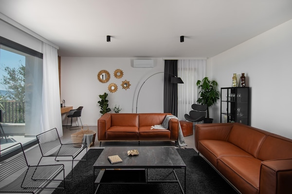 Foto van Luxe villa met zeezicht en verwarmd zwembad - Vakantiehuis in Kaštela - LivingRoom