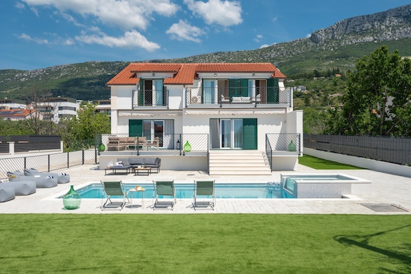 Foto van Villa aan de kust met verwarmd zwembad nabij Split - ExteriorSummer