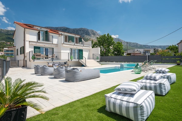 Foto van Villa aan de kust met verwarmd zwembad nabij Split - ExteriorSummer