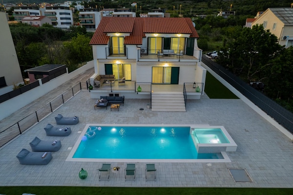 Foto van Villa aan de kust met verwarmd zwembad nabij Split - ExteriorSummer