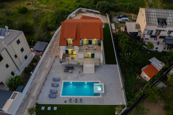 Foto van Villa aan de kust met verwarmd zwembad nabij Split - ExteriorSummer