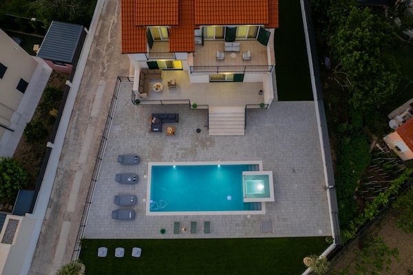 Foto van Villa aan de kust met verwarmd zwembad nabij Split - ExteriorSummer