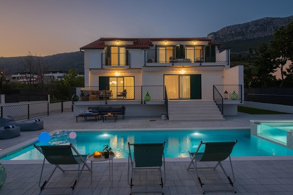 Foto van Villa aan de kust met verwarmd zwembad nabij Split - ExteriorSummer