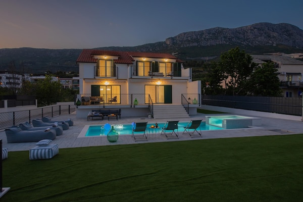 Foto van Villa aan de kust met verwarmd zwembad nabij Split - ExteriorSummer