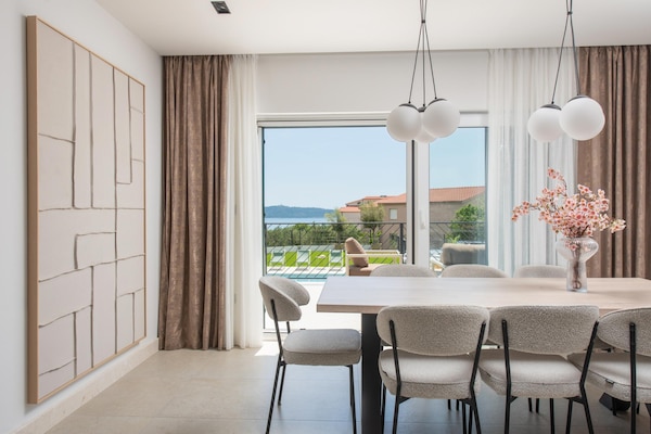Foto van Villa aan de kust met verwarmd zwembad nabij Split - DiningRoom
