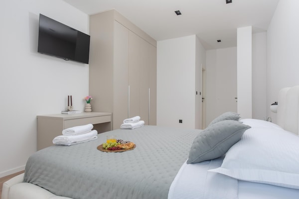 Foto van Villa aan de kust met verwarmd zwembad nabij Split - BedRoom