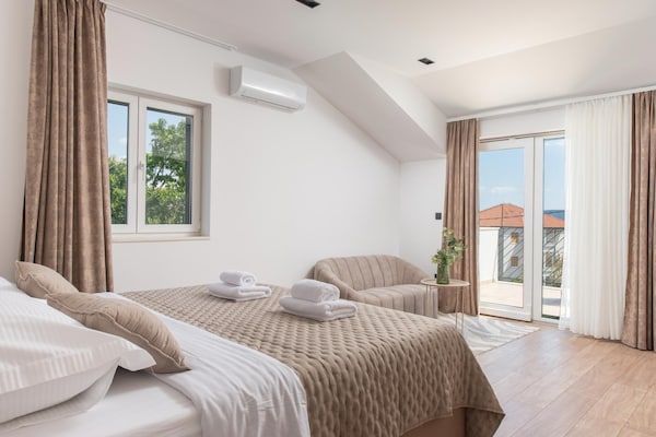 Foto van Villa aan de kust met verwarmd zwembad nabij Split - BedRoom