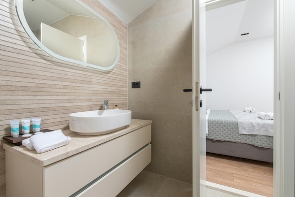 Foto van Villa aan de kust met verwarmd zwembad nabij Split - BathRoom