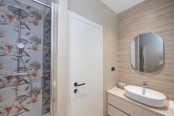 Foto van Villa aan de kust met verwarmd zwembad nabij Split - BathRoom