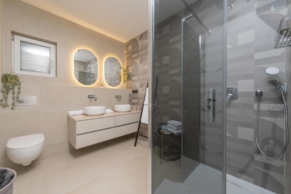 Foto van Villa aan de kust met verwarmd zwembad nabij Split - BathRoom