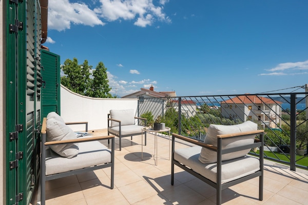 Foto van Villa aan de kust met verwarmd zwembad nabij Split - TerraceBalcony