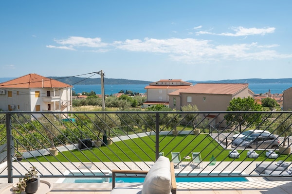 Foto van Villa aan de kust met verwarmd zwembad nabij Split - ViewSummer