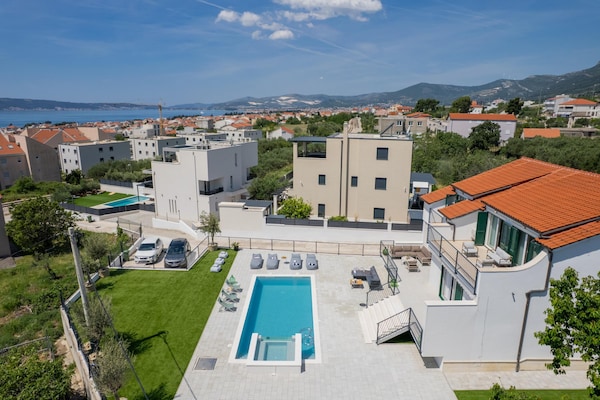 Foto van Villa aan de kust met verwarmd zwembad nabij Split - AreaSummer1KM