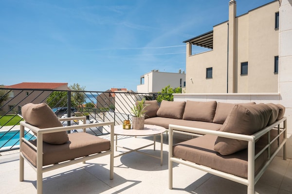Foto van Villa aan de kust met verwarmd zwembad nabij Split - TerraceBalcony